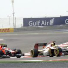 Pedro de la Rosa por delante de un Marussia durante el GP de Baréin 2012