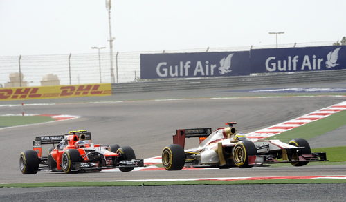 Pedro de la Rosa por delante de un Marussia durante el GP de Baréin 2012