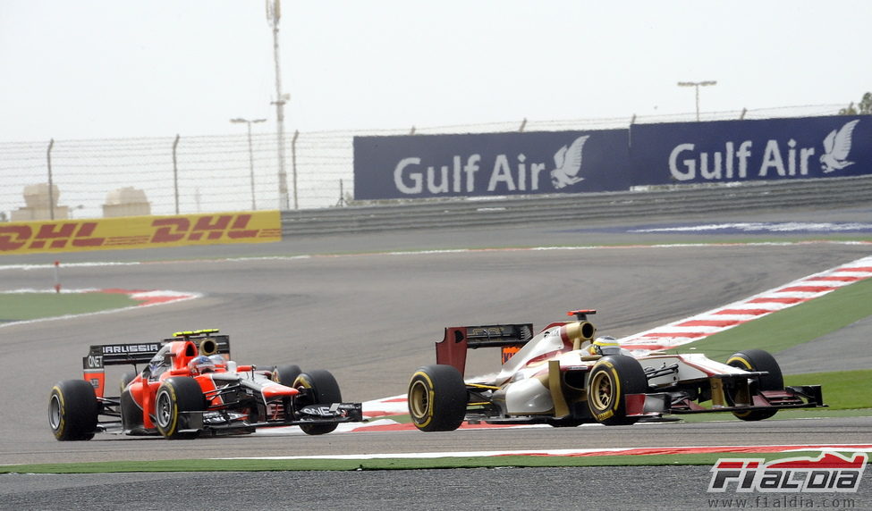 Pedro de la Rosa por delante de un Marussia durante el GP de Baréin 2012