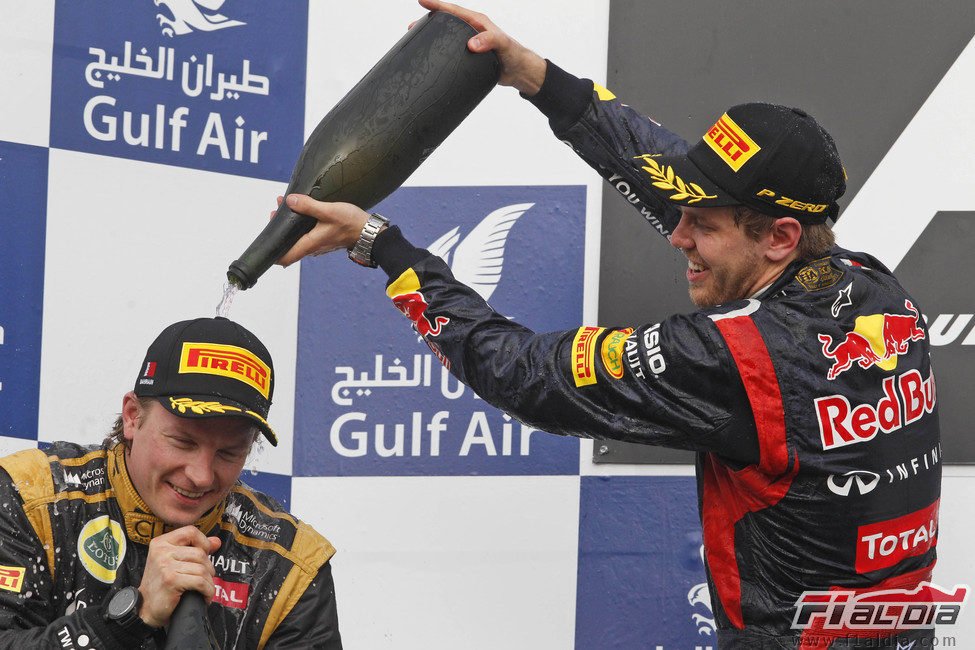 Vettel empapa a Räikkönen en el podio de Baréin