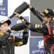 Kimi Räikkönen y Sebastian Vettel divirtiéndose en el podio de Sakhir