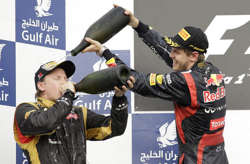 Kimi Räikkönen y Sebastian Vettel divirtiéndose en el podio de Sakhir