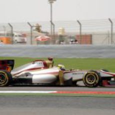 Pedro de la Rosa con su F112 durante el GP de Baréin 2012