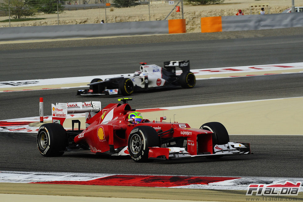 Felipe Massa sale de una curva en Baréin