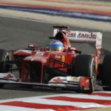 Fernando Alonso pilota el F2012 en Baréin
