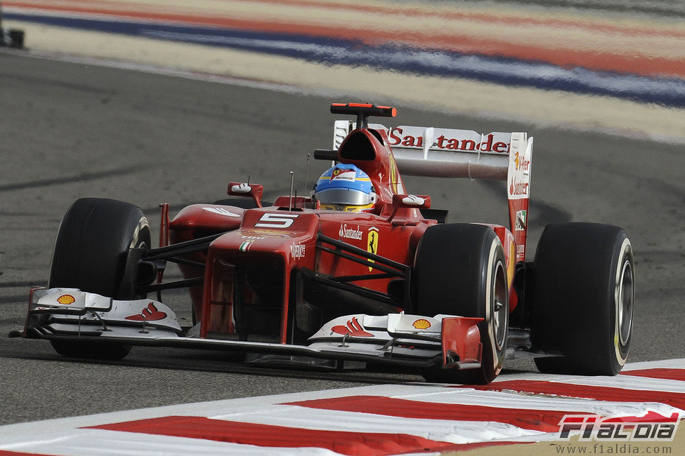 Fernando Alonso pilota el F2012 en Baréin