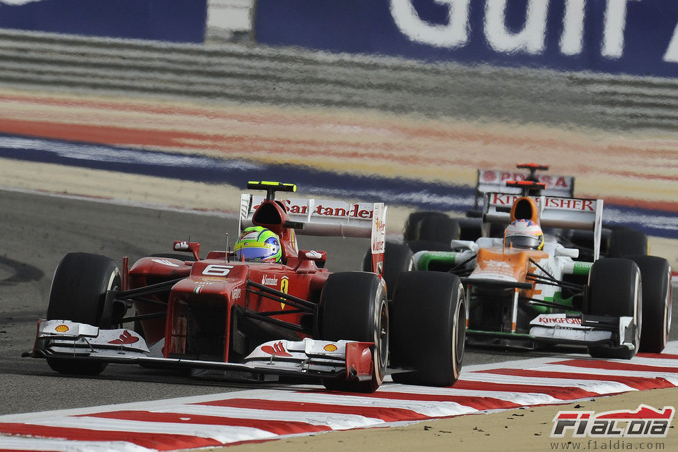 Felipe Massa por delante de Paul di Resta