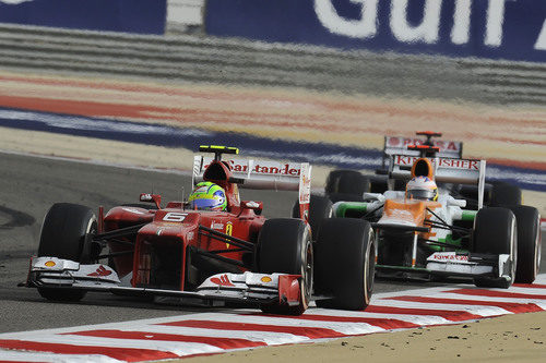 Felipe Massa por delante de Paul di Resta
