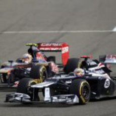 Pastor Maldonado por delante de un Toro Rosso