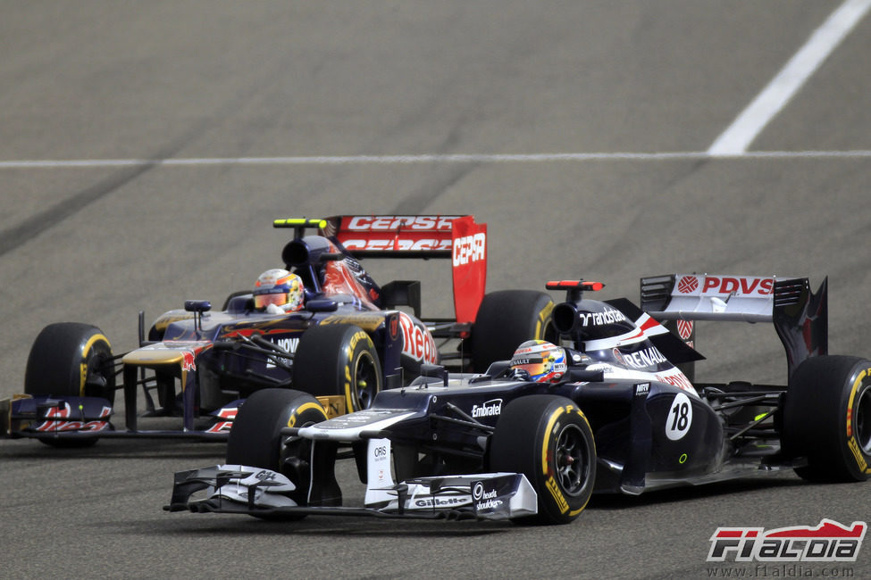 Pastor Maldonado por delante de un Toro Rosso
