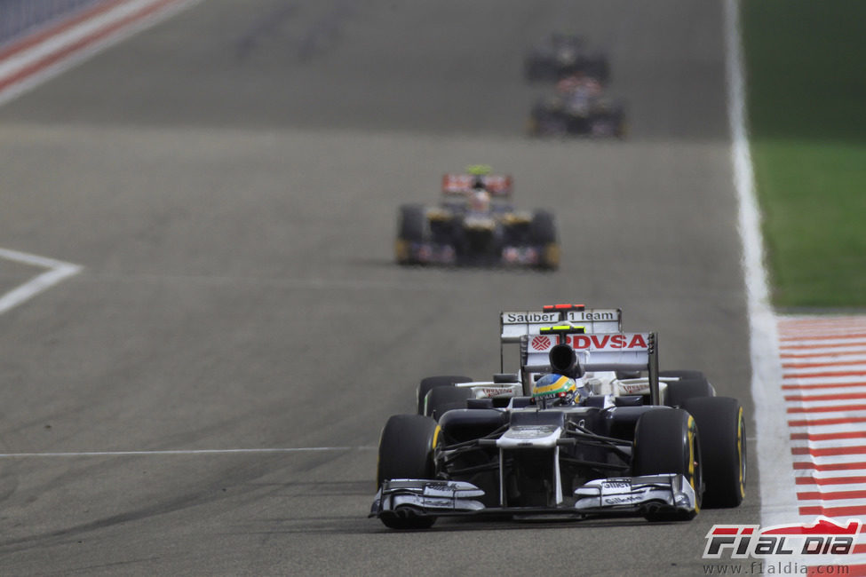 Bruno Senna pasa por la recta principal de Sakhir