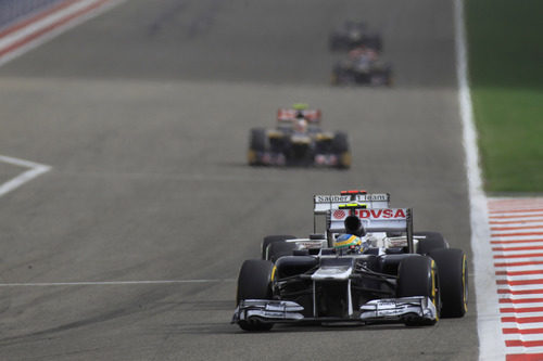 Bruno Senna pasa por la recta principal de Sakhir