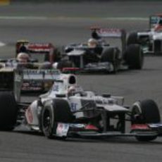 Kamui Kobayashi al frente del pelotón en Sakhir