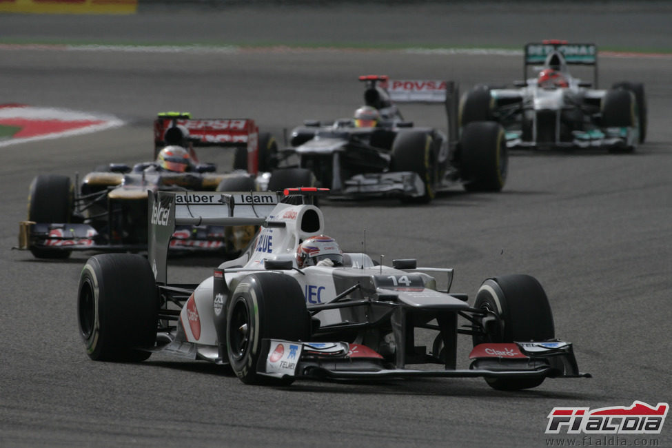 Kamui Kobayashi al frente del pelotón en Sakhir