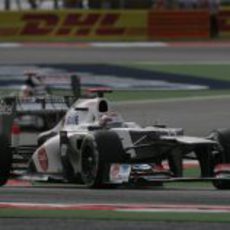 Kamui Kobayashi sale de una curva en Sakhir