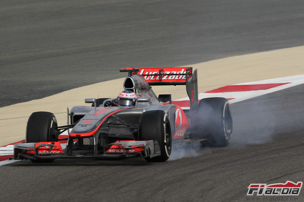 Jenson Button se pasa de frenada en Baréin