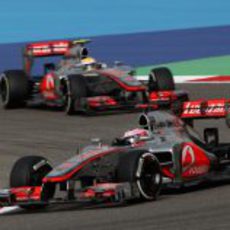 Los dos McLaren luchan en Baréin