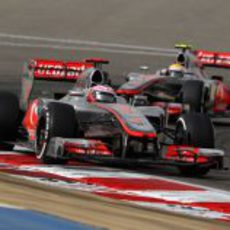 Los dos pilotos de McLaren sobre el asfalto de Sakhir