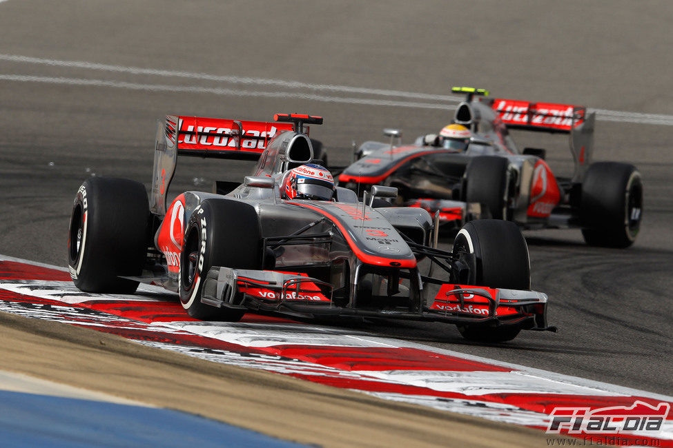 Los dos pilotos de McLaren sobre el asfalto de Sakhir