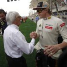 Kimi Räikkönen es saludado por Bernie Ecclestone