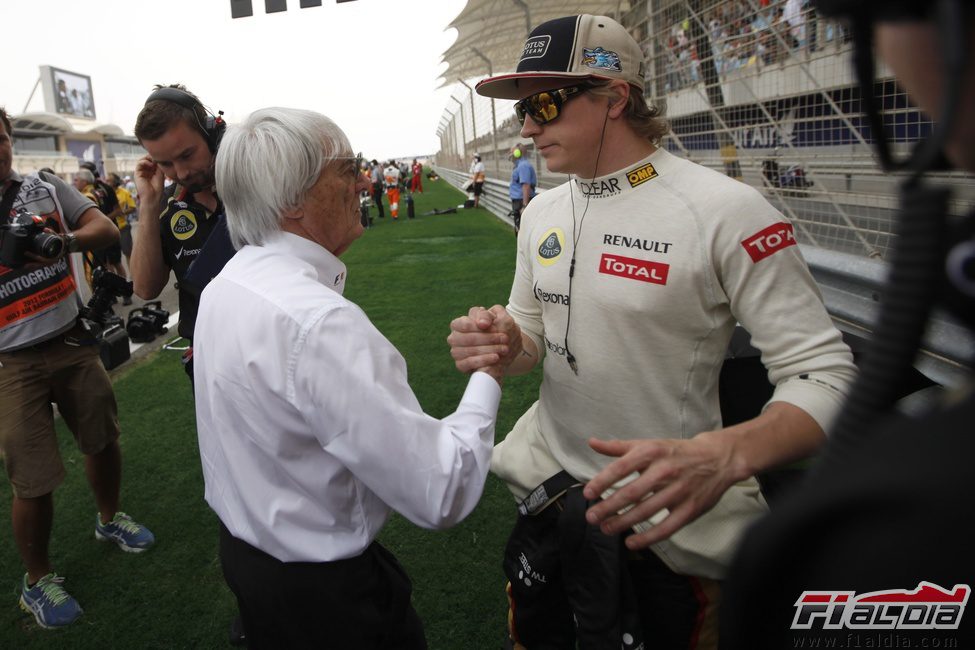 Kimi Räikkönen es saludado por Bernie Ecclestone