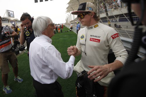 Kimi Räikkönen es saludado por Bernie Ecclestone