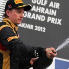 Kimi Räikkönen sin alcohol en el podio en Baréin