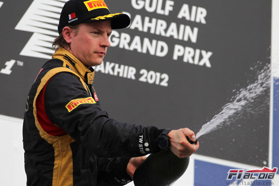Kimi Räikkönen sin alcohol en el podio en Baréin