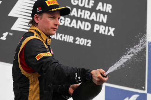 Kimi Räikkönen sin alcohol en el podio en Baréin