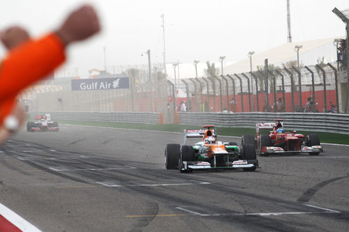 Paul di Resta y Fernando Alonso llegan juntos a la línea de meta