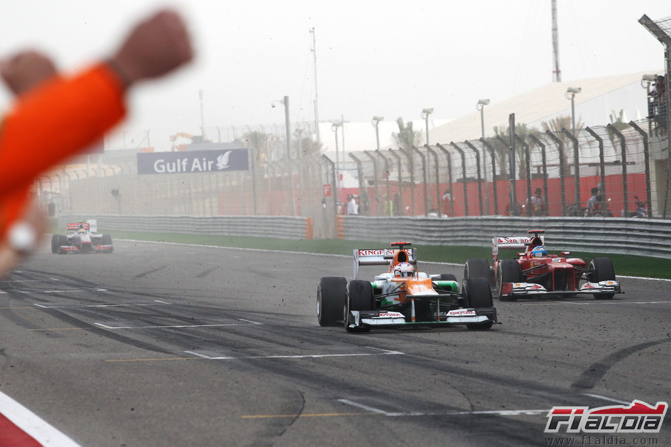 Paul di Resta y Fernando Alonso llegan juntos a la línea de meta