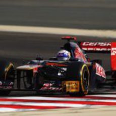 Daniel Ricciardo en plena acción sobre el circuito de Sakhir