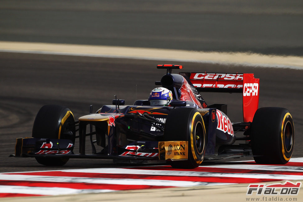 Daniel Ricciardo en plena acción sobre el circuito de Sakhir
