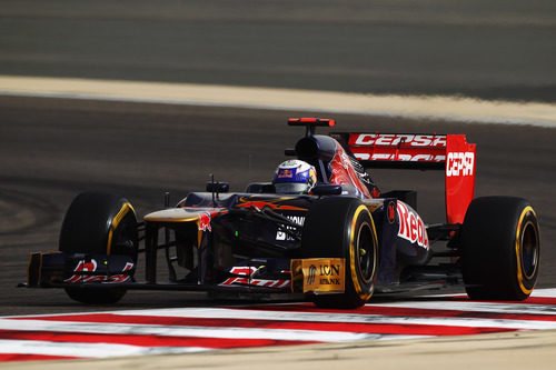 Daniel Ricciardo en plena acción sobre el circuito de Sakhir