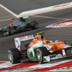 Nico Hülkenberg sale de una curva en Sakhir