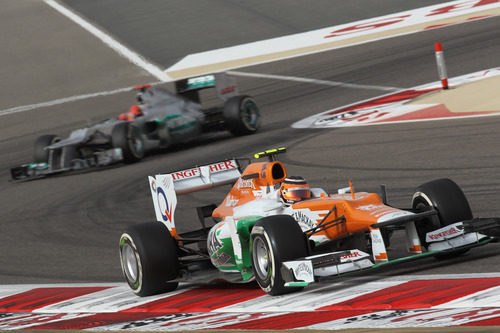 Nico Hülkenberg sale de una curva en Sakhir