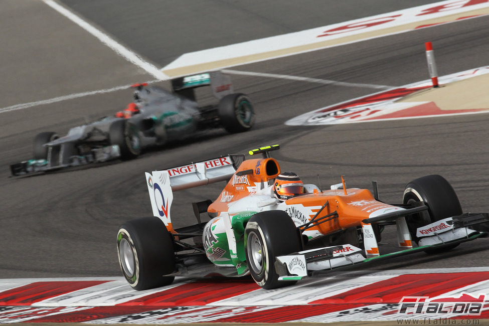 Nico Hülkenberg sale de una curva en Sakhir