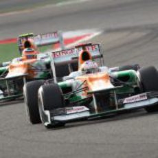 Los dos monoplazas de Force India durante el GP de Baréin