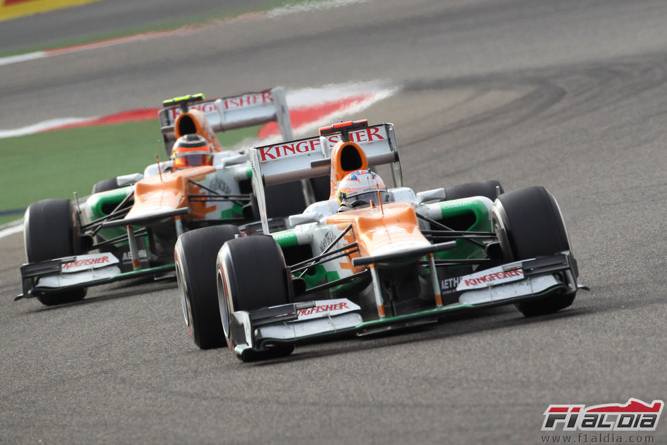 Los dos monoplazas de Force India durante el GP de Baréin