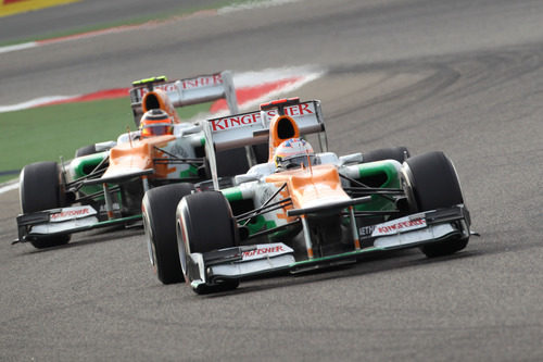 Los dos monoplazas de Force India durante el GP de Baréin