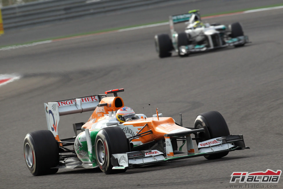 Paul di Resta avanza al volante del VJM05