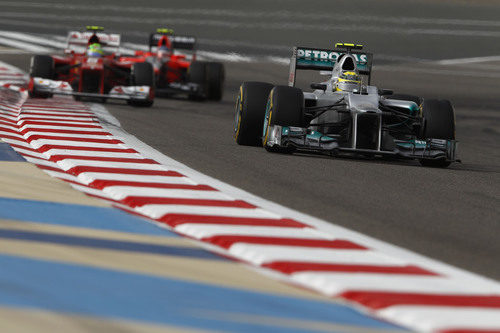 Nico Rosberg completa una vuelta más en Sakhir