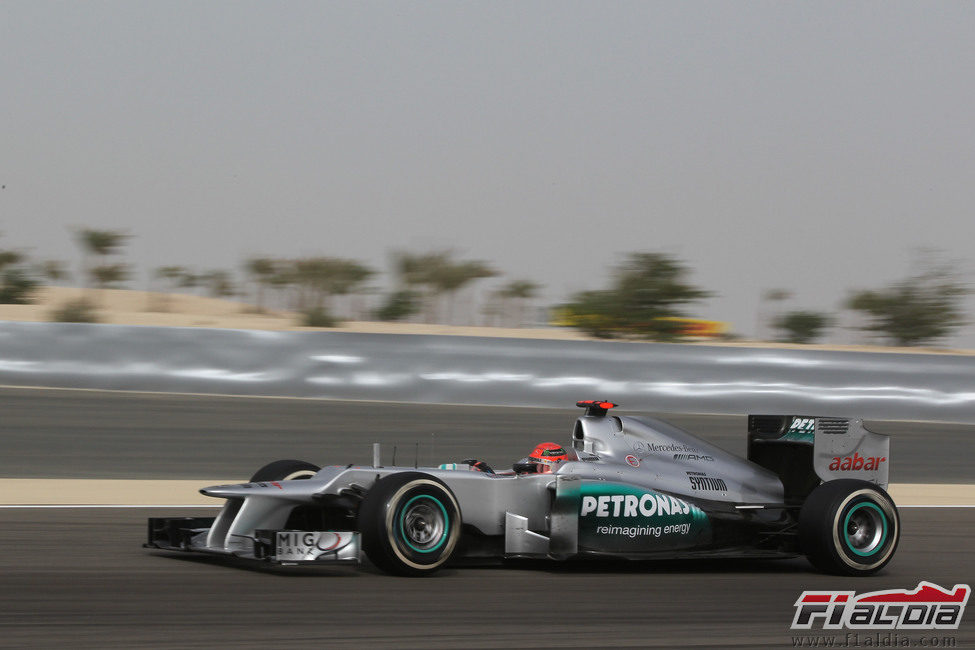 Michael Schumacher exprime su W03 en Sakhir