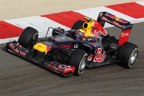 Mark Webber subido al RB8 durante el GP de Baréin