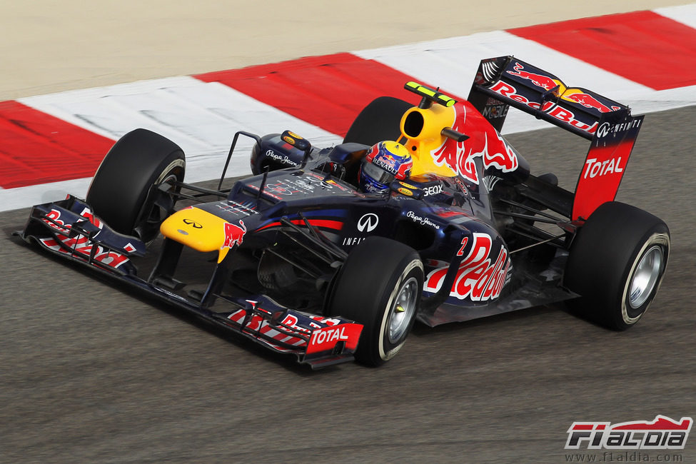 Mark Webber subido al RB8 durante el GP de Baréin