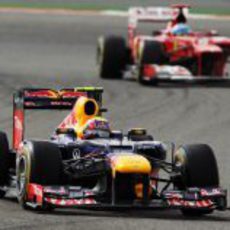 Mark Webber por delante de Fernando Alonso en Baréin