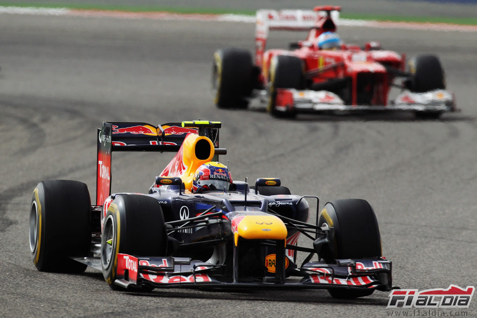 Mark Webber por delante de Fernando Alonso en Baréin
