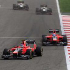 Los dos coches de Marussia completan otra vuelta en Sakhir