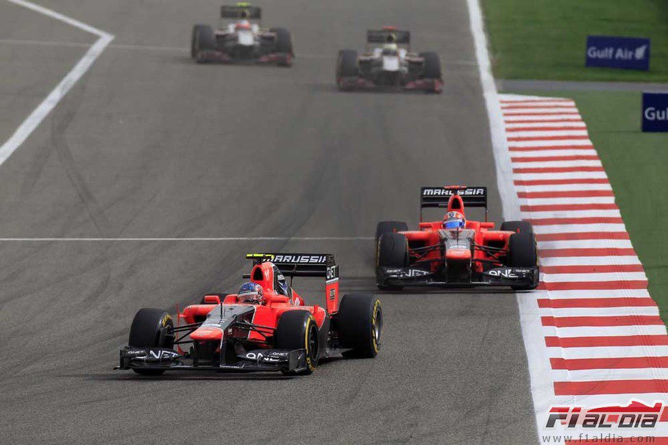 Los dos coches de Marussia completan otra vuelta en Sakhir