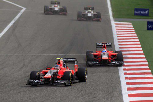 Los dos coches de Marussia completan otra vuelta en Sakhir